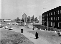 71202 Gezicht op het kruispunt van de Merelstraat (voorgrond) en de Draaiweg (links) te Utrecht vanuit het zuiden met ...